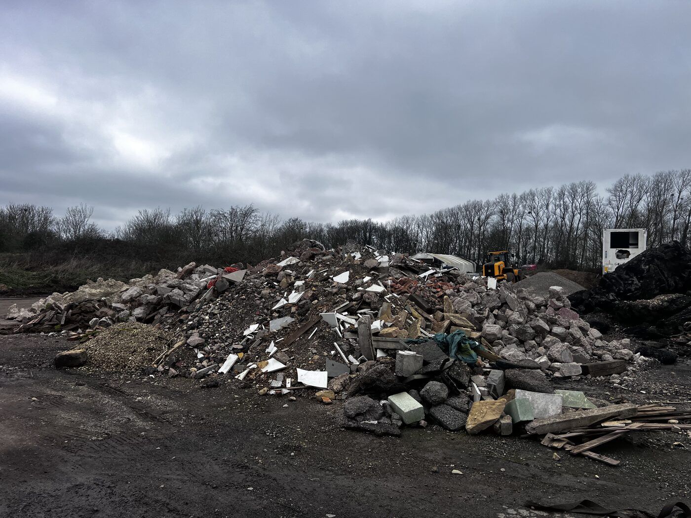 Large-scale industrial fly-tipping — active Environment Agency investigation, active incident site 2026